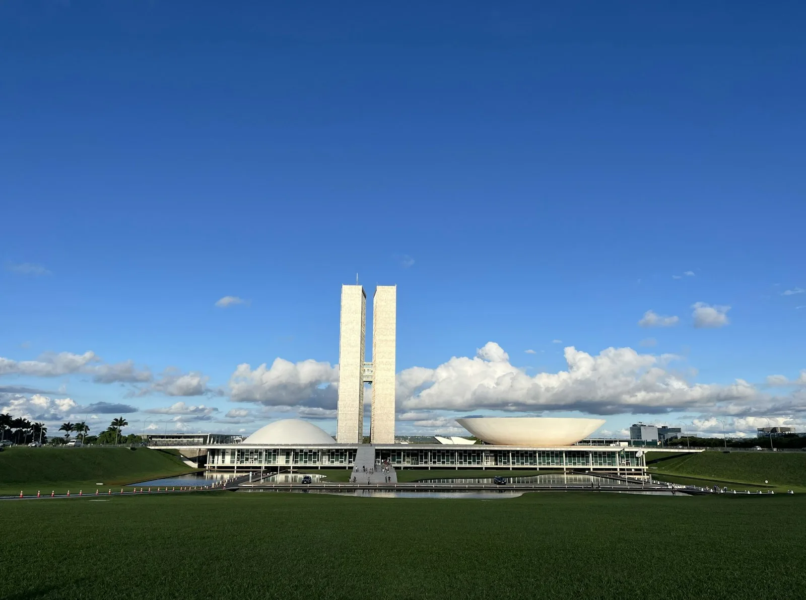 Cúpulas do Congresso Nacional em Brasília sob céu azul